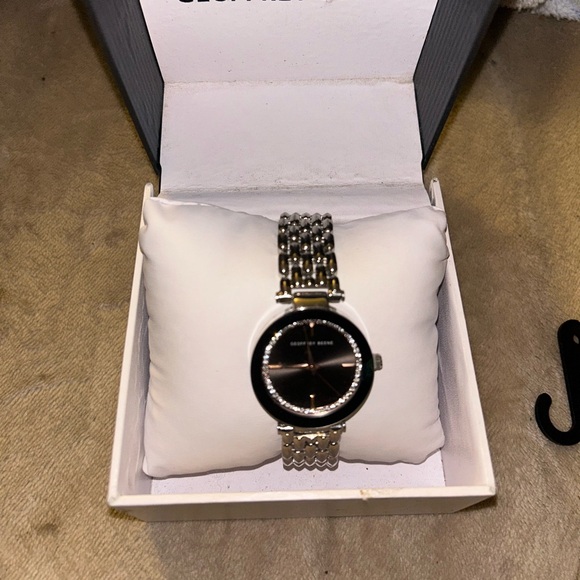 Geoffrey Beene woman’s watch new with new battery installed - Picture 3 of 6